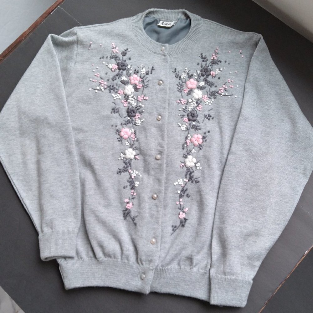 Vintage Grey Knit with Floral Embroidery Cardigan Crew Neck & Pearl Buttons Sz M - Picture 9 of 9
